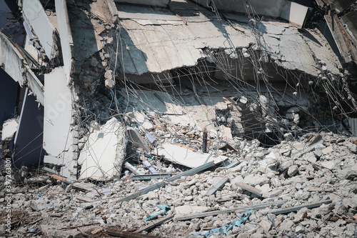 Obraz na plátně Debris and destroyed building that collapsed from the earthquake.