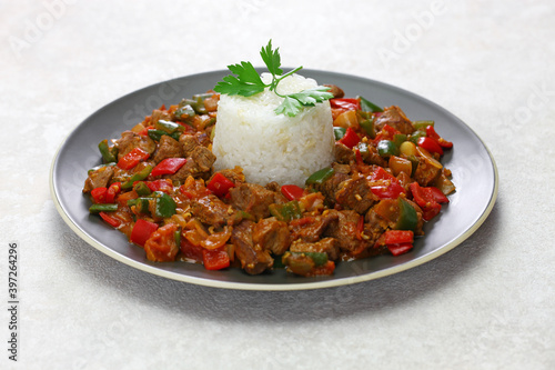 Foto sac kavurma, turkish sauteed spiced lamb and vegetables