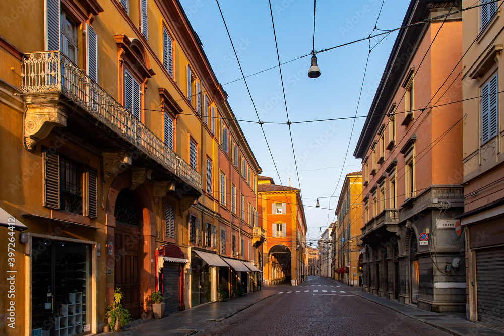Straße in der Altstadt von Modena in der Emilia-Romagna in Italien Straße in der Altstadt von Modena in der Emilia-Romagna in Italien