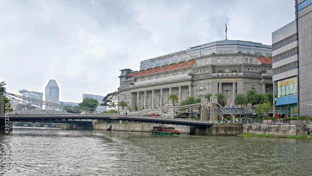 Naklejka premium View of Cavenagh Bridge and Fullerton Hotel
