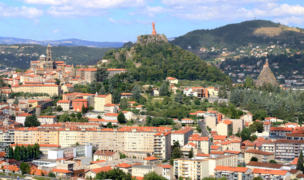 Les pitons rocheux et la cathédrale surplombants la ville du Puy-en-Velay.