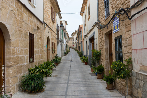 Fototapeta Naklejka Na Ścianę i Meble -  narrow street of Alcudia on the island of Mallorca