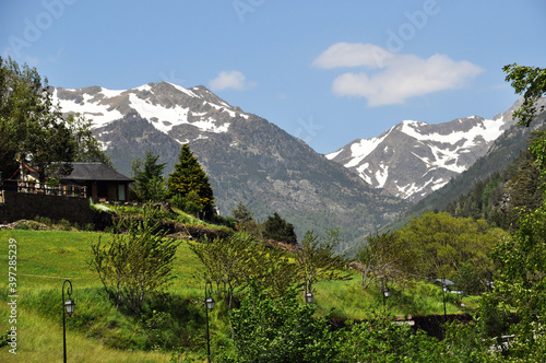 Andorra, paisatge de muntanya. Vista de les muntanyes nevades. Dia clar i assolellat.