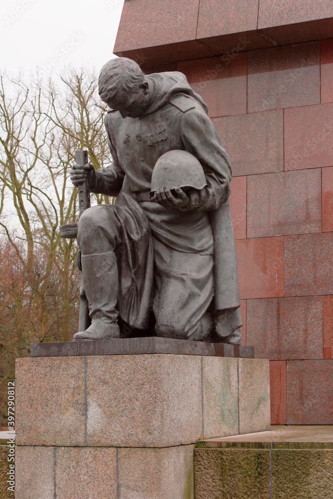 Obraz premium The entrance to the alley memory guard kneeling soldiers in Treptov Park