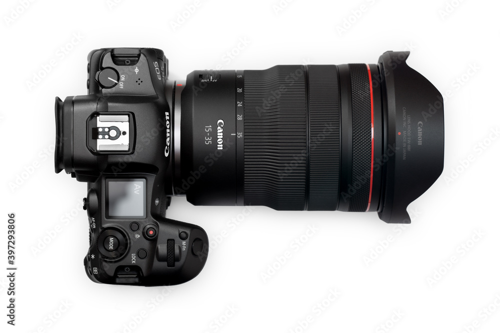 New Mirrorless Camera Canon EOS R5 with Canon RF 15-35mm f/2.8L IS USM lens  on white background foto de Stock | Adobe Stock