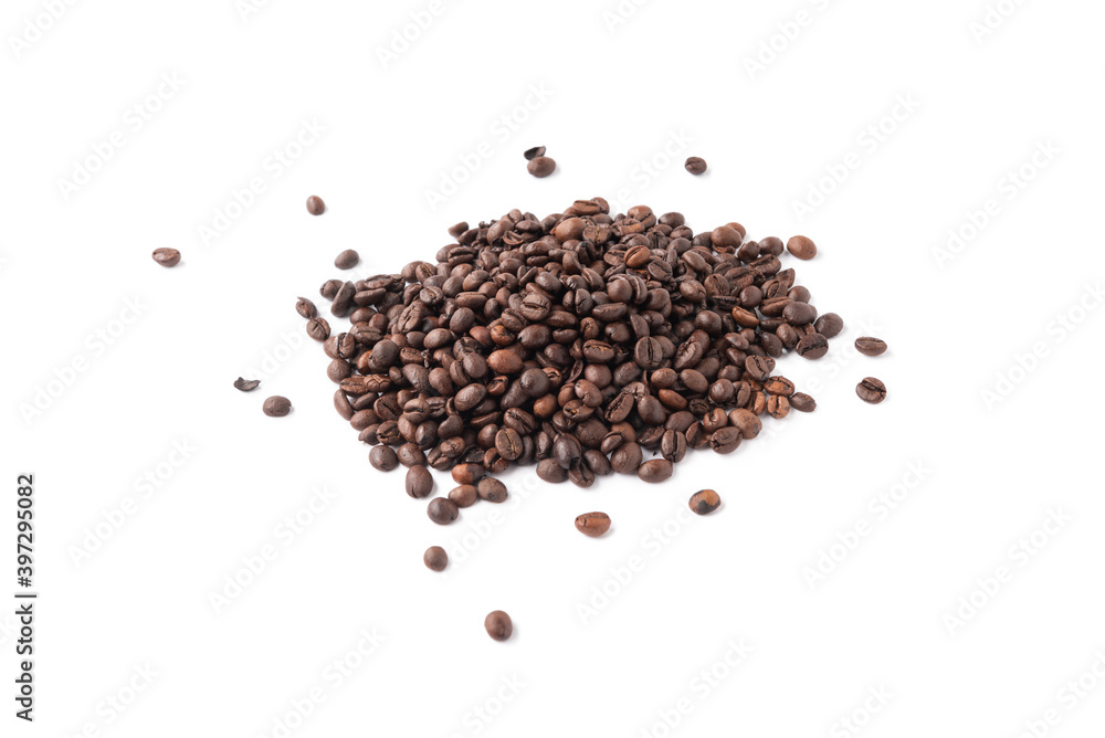 Chicchi di caffè arabica isolati su fondo bianco Chicchi di caffè arabica isolati su fondo bianco