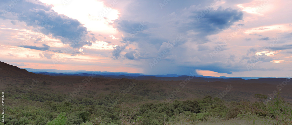 Linda vista de cima de montanha em final de tarde nublada de fazenda, situada na região de Esmeraldas, Minas Gerais, Brasil