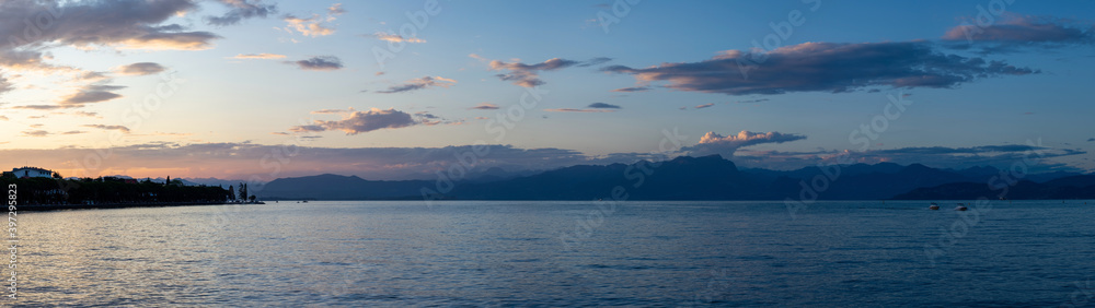 Sonnenuntergang am Gardasee, Lombardei, Italien Sonnenuntergang am Gardasee, Lombardei, Italien