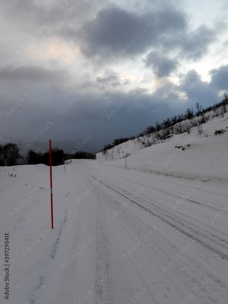 Strasse im Winter, Kvaloya, Norwegen Strasse im Winter, Kvaloya, Norwegen
