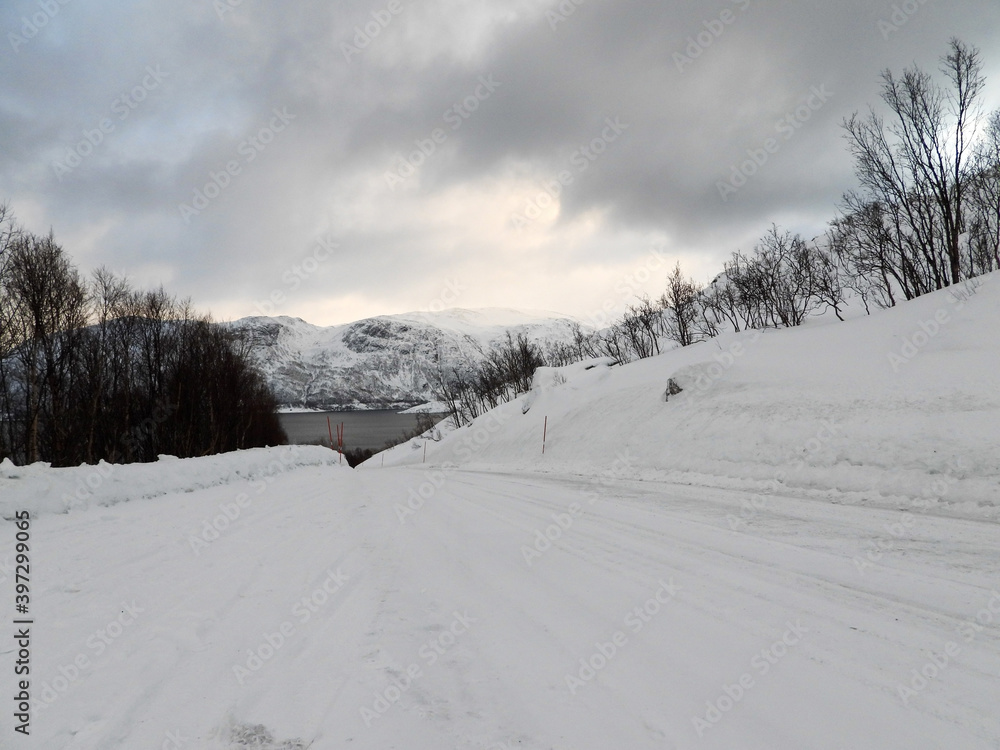 Strasse im Winter, Kvaloya, Norwegen