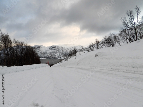 Strasse im Winter, Kvaloya, Norwegen © U. Gernhoefer