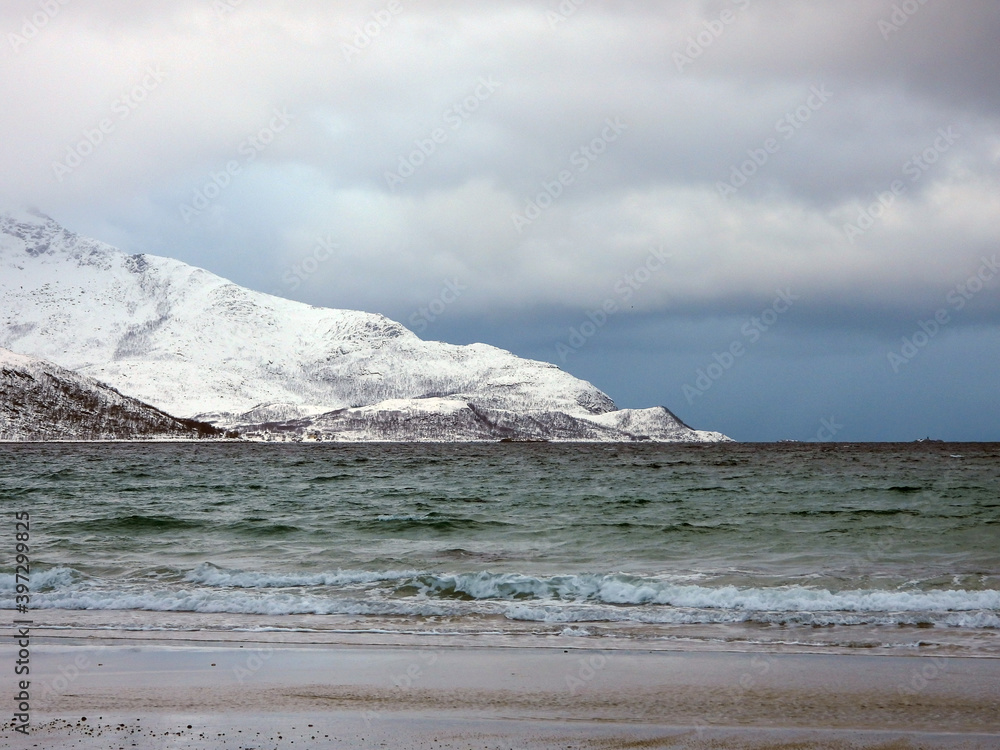 Strand bei Grotfjord, Kvaloya, Norwegen Strand bei Grotfjord, Kvaloya, Norwegen