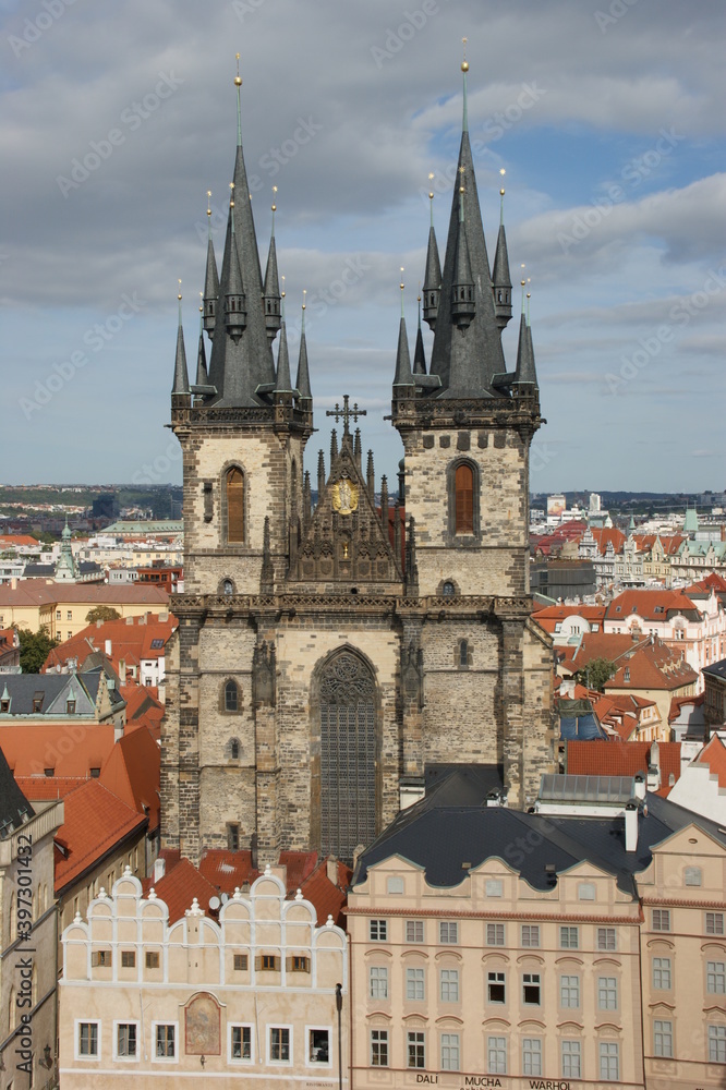 Obraz premium overview of the tyn church in the city center of prague 
