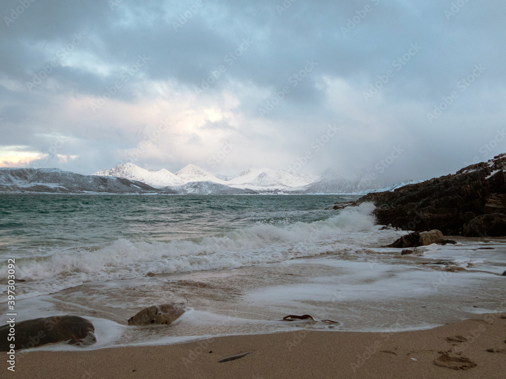 Strand bei Sommaroya, Kvaloya, Norwegen Strand bei Sommaroya, Kvaloya, Norwegen