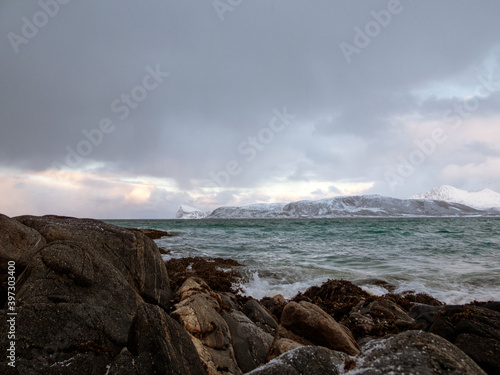 Strand bei Sommaroya, Kvaloya, Norwegen