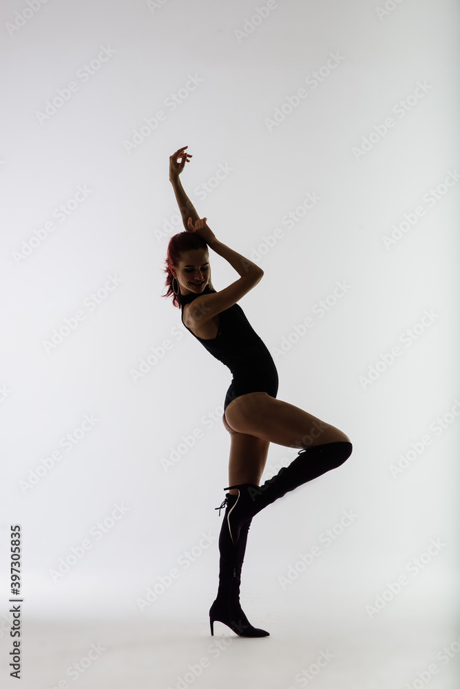 Obraz premium Sexy pole redhead dancer showing her body.