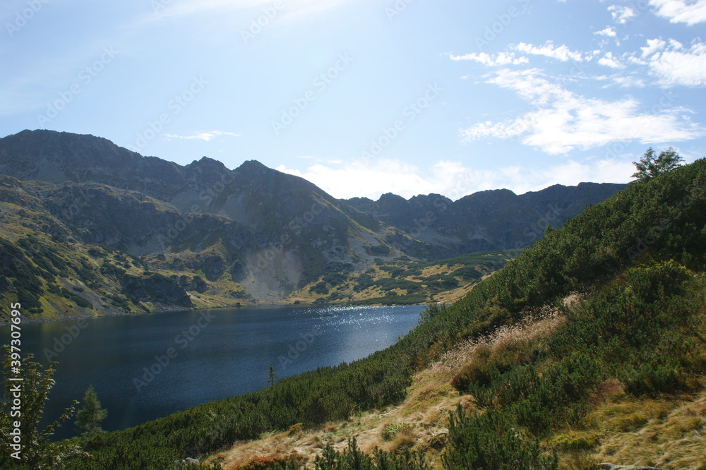 Groot blauwe meer in het groene landschap in de Poolse hoge tatra gebergte