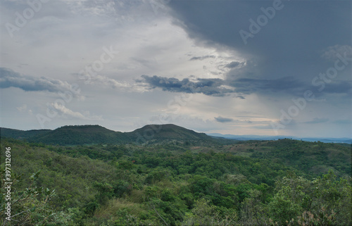 Linda vista de cima de montanha em final de tarde nublada de fazenda  situada na regi  o de Esmeraldas  Minas Gerais  Brasil.