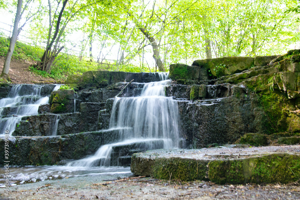 Wald mit Bachlauf, Verträumter, Bachlauf im Wald Wald mit Bachlauf, Verträumter, Bachlauf im Wald