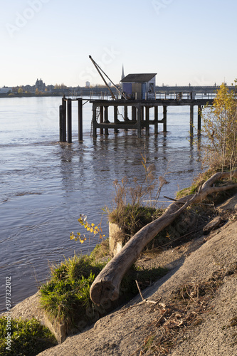 Canvas Print La pêcherie sur la Garonne en face de Bordeaux