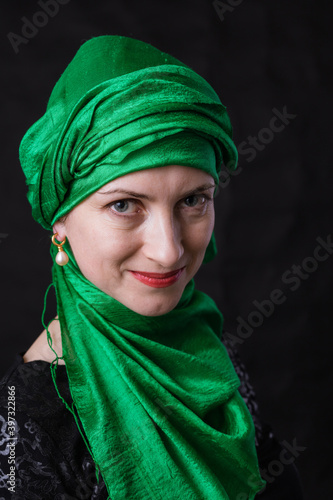 Quadro em tela Beautiful muslim woman dressed in green headscarf