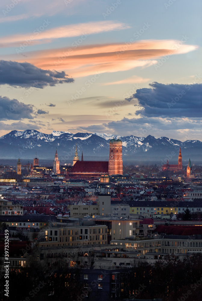 Naklejka premium Beautiful illuminated Munich city skyline with Alps in background