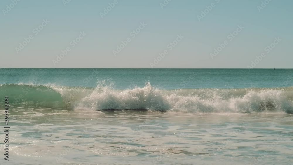 green wave breaking at midday with offshore winds green wave breaking at midday with offshore winds