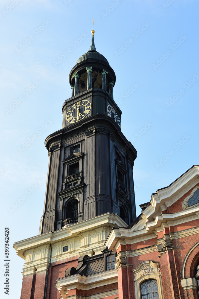 Fototapeta premium Hauptkirche Sankt Michaelis in Hamburg, Deutschland