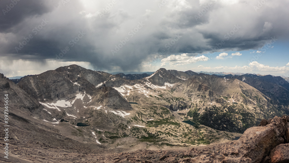 Obraz premium Panorama shot of rocky hills and storm clouds around Longs peak in rocky mountains national park in america