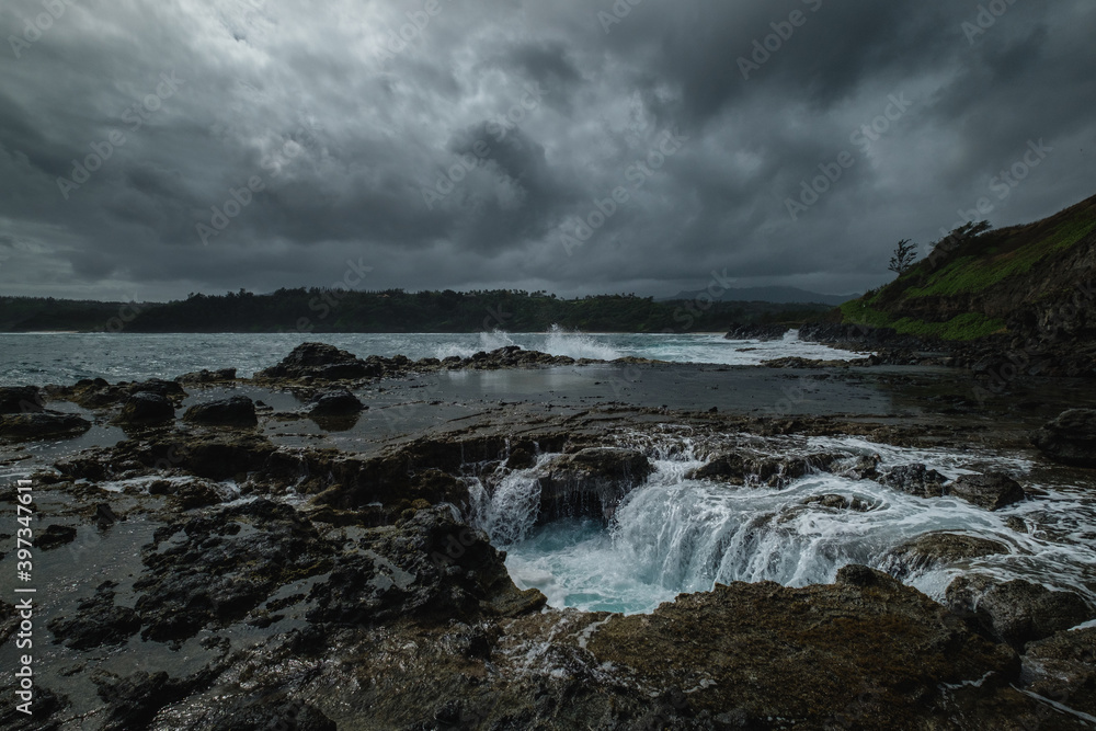 Obraz premium a rocky beach with a cloudy sky