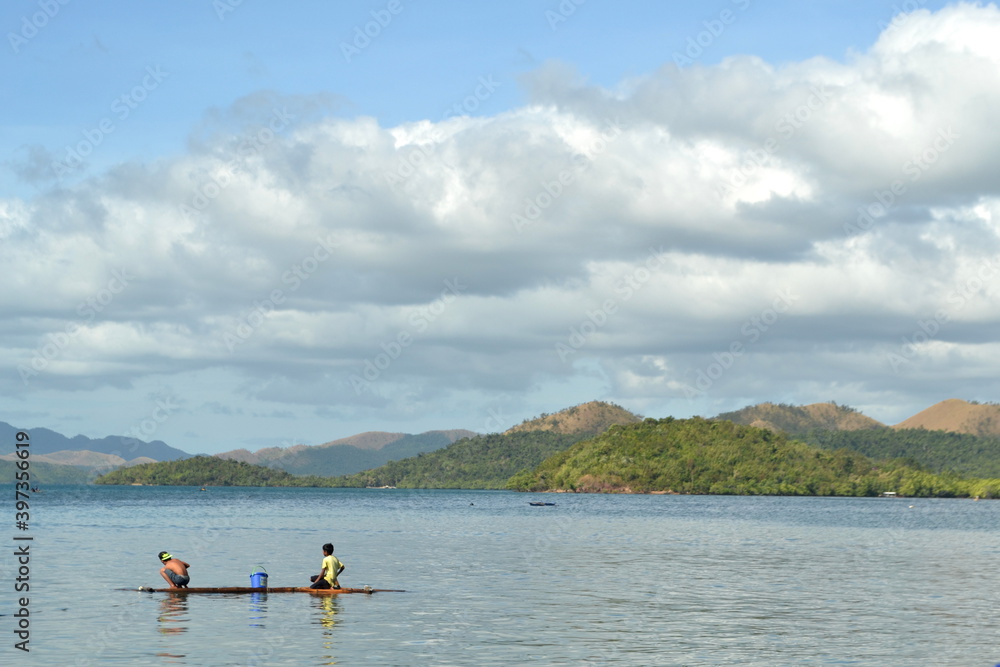 Niños pescadores sobre la barcaza en Filipinas. 