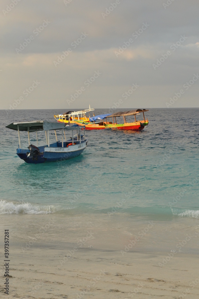 Barcazas, amarilla y azul, en el mar de las islas Gili de Indonesia