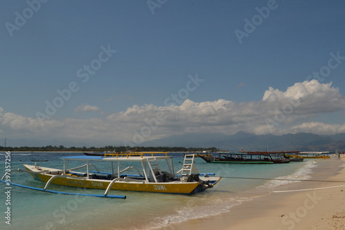 Barcaza amarilla amarrada en la costa de la isla Gili