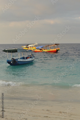 Barcazas, amarilla y azul, en el mar de las islas Gili de Indonesia © Maria