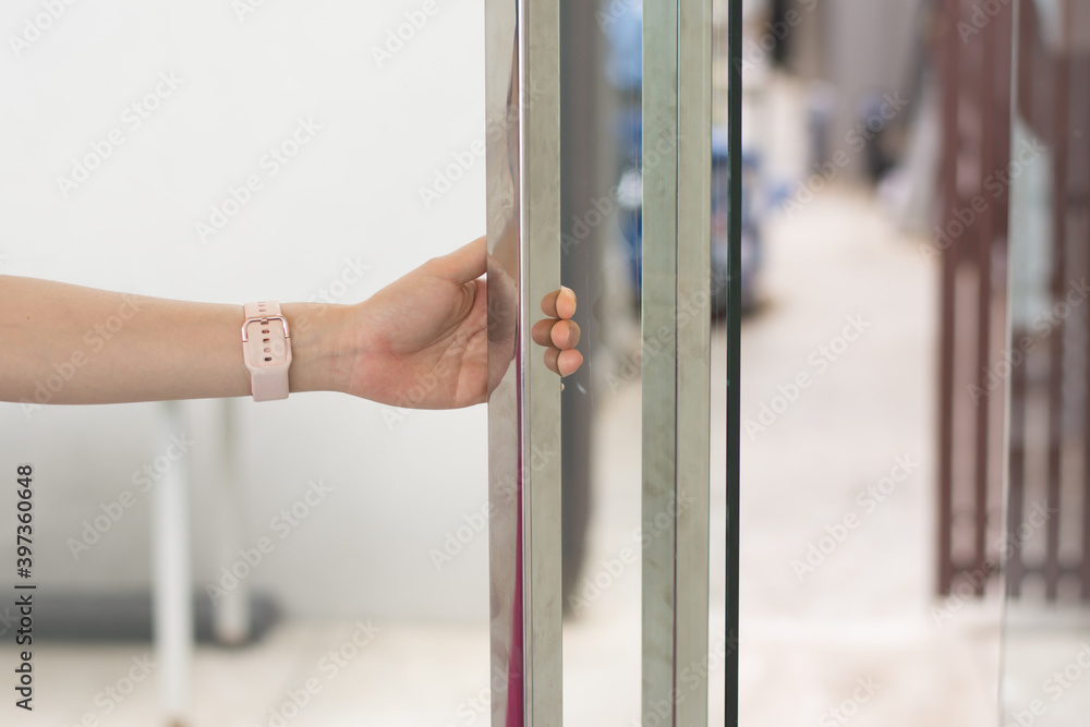 Obraz premium Women hand opens door Close up hand open door.