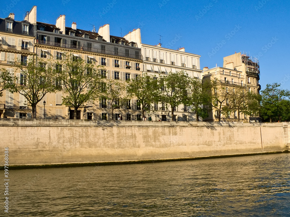The embankment de Bethune  in  Paris