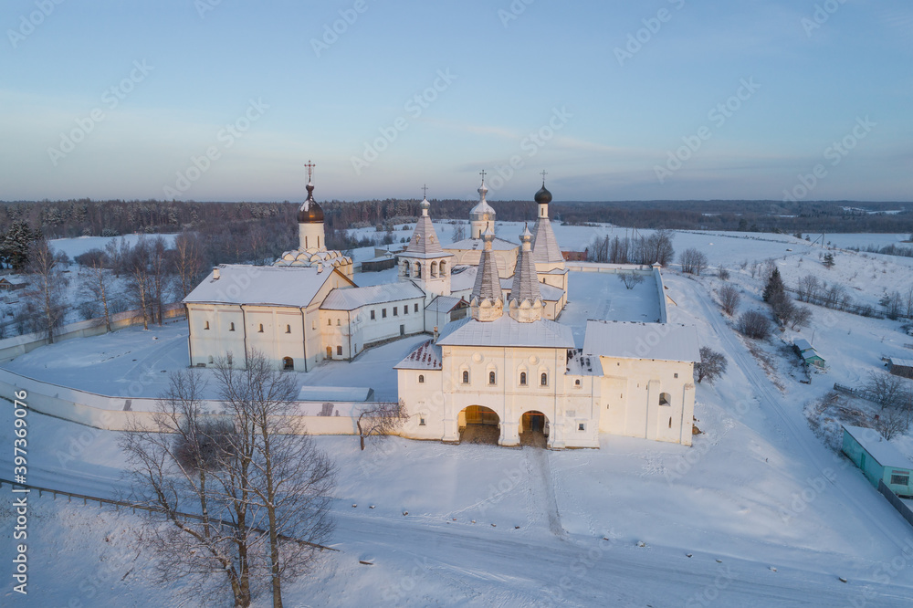 Obraz premium Ferapontov Belozersky Bogoroditse-Rozhdestvenskiy monastery on a frosty December day (aerial photography). Vologda region, Russia