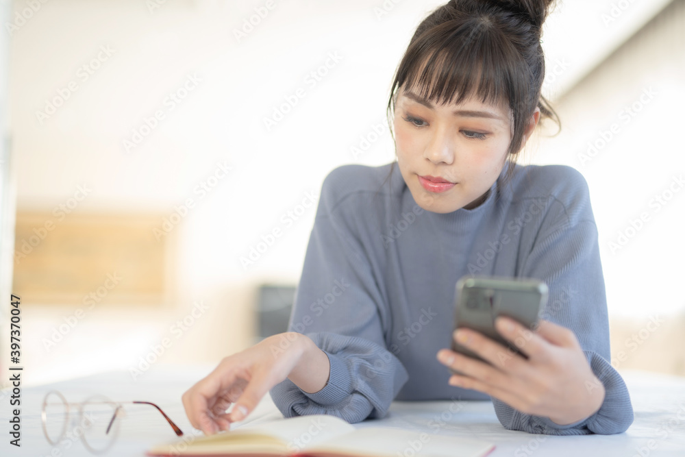スマートフォンを使う女性 スマートフォンを使う女性