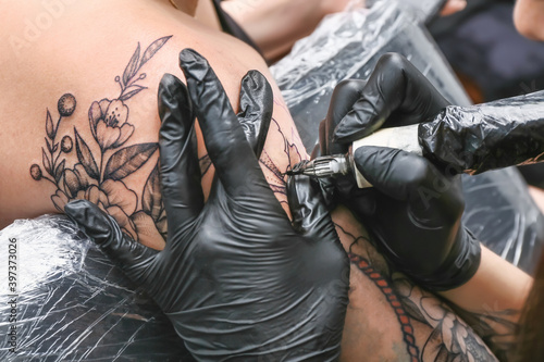 Quadro su tela Professional artist making tattoo in salon