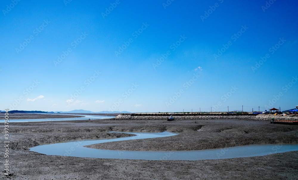 썰물 때 나타나는 아름다운 물길 Stock Photo | Adobe Stock