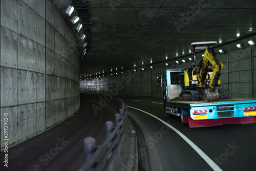 トラックの通過するトンネル