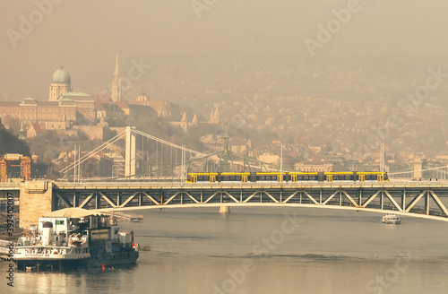 pont traversant le Danube à Budapest avec un tramway