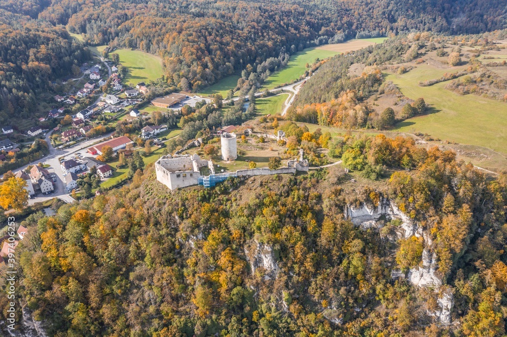 Bild einer Luftaufnahme mit einer Drohne der Stadtansicht des Markt Kallmünz Kallmuenz in Bayern und der Brücke über den Fluss Naab und Vils und der Burg Ruine auf dem Berg, Deutschland