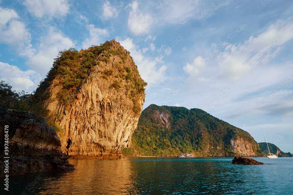 Naklejka premium Beautiful landscape with rocks, cliffs, tropical beach. Thailand.