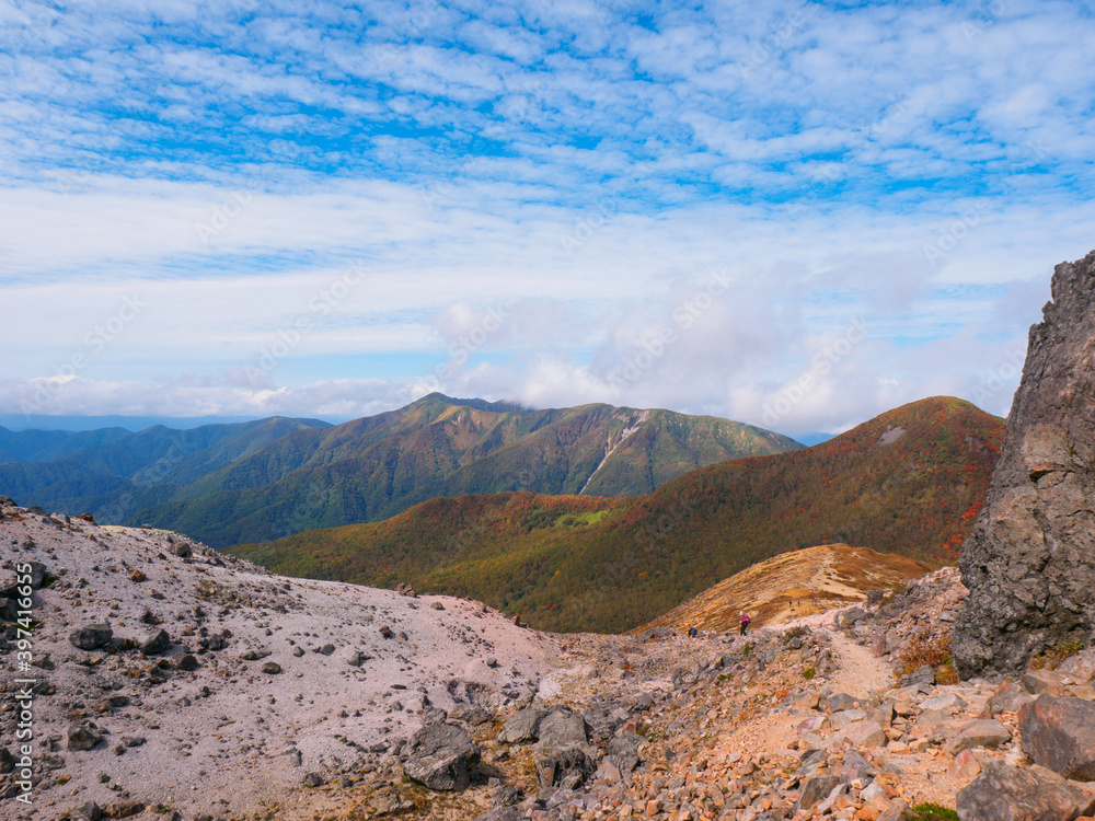 Obraz premium Overlooking autumnal mountains from above timber line (Tochigi, Japan)