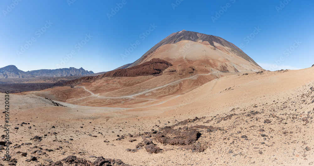Wüstenlandschaft am Vulkan Teide auf der Insel Teneriffa mit dem Wanderweg zum Teide über die Montana Blanca, aufgenommen vom Berg Montana Rajada