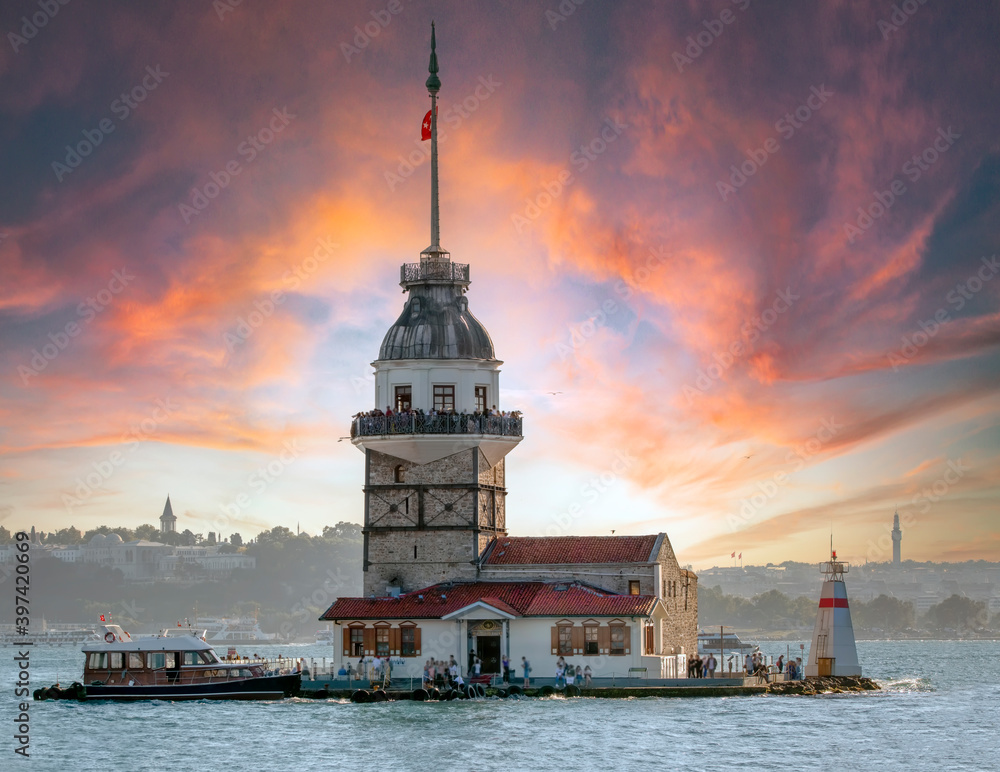 Fototapeta premium Maiden's Tower in istanbul, Turkey (KIZ KULESI - USKUDAR)
