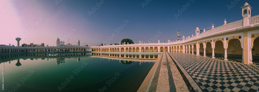 Fototapeta premium Nankana Sahib, Punjab, Pakistan - April, 12, 2020: The Sarovar (Holiest Pool), Gurdwara Janamasthan Guru Nanak Dev Ji, located at Nankana Sahib District.
