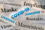 Diverse Schlagzeilen aus Tageszeitungen zum Thema Covid 19 als Collage in deutscher Sprache