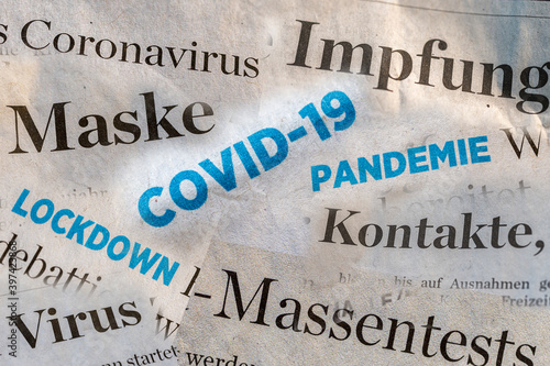 Diverse Schlagzeilen aus Tageszeitungen zum Thema Covid 19 als Collage in deutscher Sprache